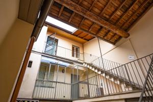 una escalera de caracol en un edificio con techo de madera en Apartment Sant'Alessandro 19 - Sostify, en Bérgamo