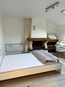 Postel nebo postele na pokoji v ubytování studio 21m2 équipé et meublé centre ville Massy