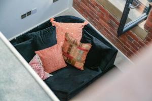 czarne łóżko z 3 poduszkami w obiekcie 2 Bed New York Style Loft Apartment Free Parking w mieście Bradford