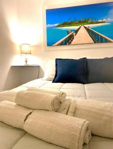 Un pat sau paturi într-o cameră la Carbonari Holiday House