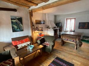 sala de estar con sofá y mesa en Das Landhaus, en Bachevo