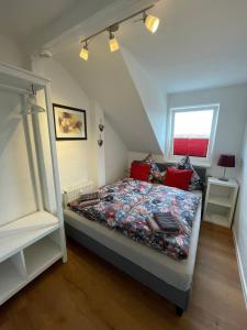 ein Schlafzimmer mit einem Bett im Dachgeschoss in der Unterkunft Altstadt Apartment Augustiner in Erfurt