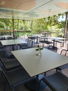 eine Reihe von Tischen und Stühlen in einem Restaurant in der Unterkunft NOBLEJA Kolpa Metlika, BIG BERRY in Gradac