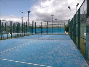 Tenis alebo squash v ubytovaní Carlos V alebo jeho okolí