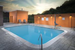 einen großen blauen Pool im Innenhof in der Unterkunft Fairfield Inn & Suites by Marriott Athens in Athens