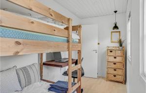 ein Schlafzimmer mit einem Etagenbett und einem Schreibtisch in der Unterkunft 3 Bedroom Amazing Home In Kirke Hyllinge in Kirke-Hyllinge