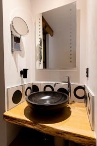 a bathroom with a black sink and a mirror at Ardenne BnB gîte urbain avec terrasse in Marche-en-Famenne