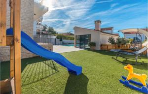 Herní místnost nebo prostor pro děti v ubytování Cozy Home In Biograd Na Moru With Sauna