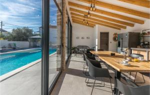 Bazén v ubytování Cozy Home In Biograd Na Moru With Sauna nebo v jeho okolí