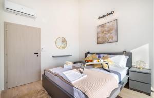 Postel nebo postele na pokoji v ubytování Cozy Home In Biograd Na Moru With Sauna