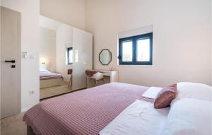 Postel nebo postele na pokoji v ubytování Cozy Home In Biograd Na Moru With Sauna