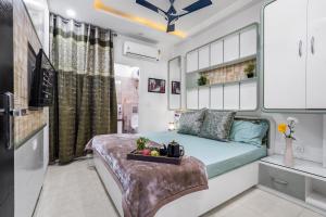 ein Schlafzimmer mit einem Bett in einem Wohnwagen in der Unterkunft Homlee Villa Apartment with kitchen in East Delhi- Ghaziabad in Ghaziabad