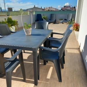 a blue table and chairs on a balcony at Casa Giovele in Selargius