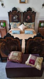 ein Schlafzimmer mit 2 Betten mit Kissen darauf in der Unterkunft B& B Cà de Andreas in Catania