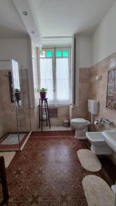 een badkamer met 2 wastafels, een douche en een toilet bij B& B Cà de Andreas in Catania