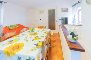 eine Küche mit einem Tisch und einem Sonnenblumentisch in der Unterkunft 094 - A Cà di Fratti, Cardini 15 minuti dal mare in Velici Inferiore
