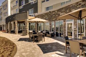 an outdoor patio with tables and chairs and umbrellas at Courtyard by Marriott New Orleans Westbank/Gretna in Gretna
