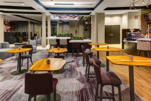 um restaurante com mesas e cadeiras de madeira e um bar em Courtyard by Marriott New Orleans Westbank/Gretna em Gretna