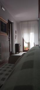 un soggiorno con letto e finestra di Dimora Nonna Angela ad Alberobello