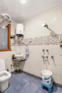 a bathroom with a toilet and a sink at Homlee-Luxurious 2BHK Apt with Kitchen near Metro in New Delhi