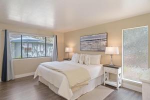 una camera con un letto e una grande finestra di 3880 Casa Azul home a Pebble Beach