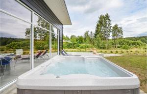 Bazén v ubytování 7 Bedroom Beautiful Home In Ebeltoft nebo v jeho okolí