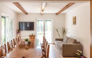 sala de estar con mesa y sofá en Pet Friendly Home In Bijeli Vir With Jacuzzi en Bijeli Vir