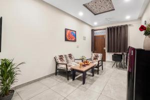 Гостиная зона в Homlee-Luxurious 2BHK Apt with Kitchen near Metro