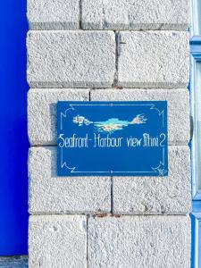 Foto dalla galleria di Seafront - Harbour view , Pitini 2 a Sými