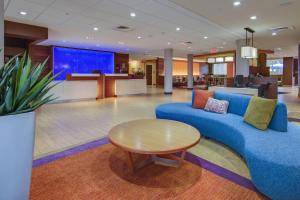 ナッキトッシュにあるFairfield Inn and Suites by Marriott Natchitochesの青いソファとテーブルが備わるロビー