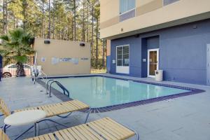 Hồ bơi trong/gần Fairfield Inn and Suites by Marriott Natchitoches