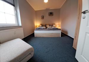 1 Schlafzimmer mit 2 Betten in einem Zimmer mit Fenster in der Unterkunft Residenz am Peeneplatz in Peenemünde