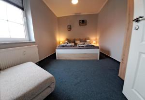 a bedroom with two beds in a room with a window at Residenz am Peeneplatz in Peenemünde