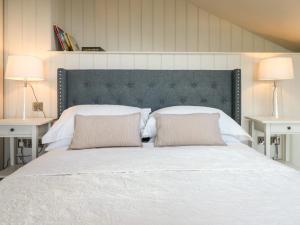 牛頓阿伯特的住宿－Beckaford View，卧室配有一张带两个枕头的大白色床