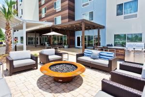 een patio met stoelen en een vuurplaats voor een gebouw bij TownePlace Suites by Marriott Montgomery EastChase in Montgomery