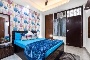 Postel nebo postele na pokoji v ubytování Homlee-Divya 3BHK-Vaishali Metro-Lift-Max Hospital