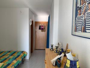 エンプリアブラバにあるAwayDays - MIAMI 3 - Studio 2-4 pのベッドルーム1室(ベッド1台、木製テーブル、テーブル付)