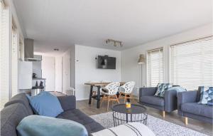 uma sala de estar com um sofá, cadeiras e uma mesa em Aqualiving em Aalsmeer