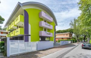 ein Gebäude mit Grün und Gelb in der Unterkunft Beautiful Apartment In Bibione With Outdoor Swimming Pool in Bibione