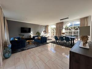 ドレスデンにあるVilla am Park Apartmentの青いソファとテーブルのあるリビングルーム