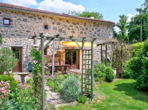 una casa de piedra con un jardín delante de ella en Gites79 - Gite des Chirons, 30mins from Puy du Fou, en La Forêt-sur-Sèvre