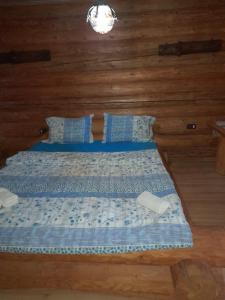 - une chambre avec un lit doté de draps et d'oreillers bleus dans l'établissement CABANA TISA, à Băile Felix