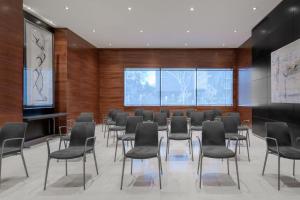 una sala de conferencias con sillas y una gran ventana en AC Hotel Guadalajara by Marriott, Spain, en Guadalajara