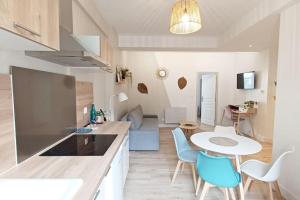 Kuchyňa alebo kuchynka v ubytovaní Appartement cozy au centre-ville