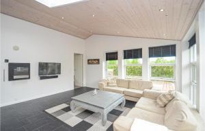 sala de estar con sofá y mesa en 4 Bedroom Beautiful Home In Vggerlse, en Bøtø By