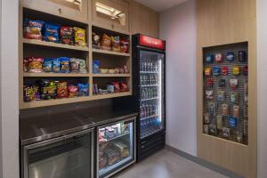 einen Kühlschrank in einem Zimmer mit Speisen und Getränken in der Unterkunft TownePlace Suites by Marriott Brentwood in Brentwood