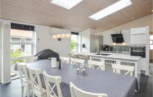 una cucina e una sala da pranzo con tavolo e sedie di 4 Bedroom Beautiful Home In Vggerlse a Bøtø By