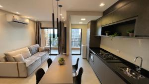 Kuchyň nebo kuchyňský kout v ubytování Novíssimo apartamento no Centro de Foz - perto de tudo