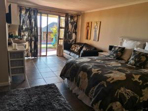 Katil atau katil-katil dalam bilik di Plattekloof Treasures +74 gambar