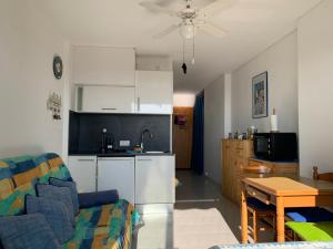 エンプリアブラバにあるAwayDays - MIAMI 3 - Studio 2-4 pのキッチン、リビングルーム(ソファ、テーブル付)
